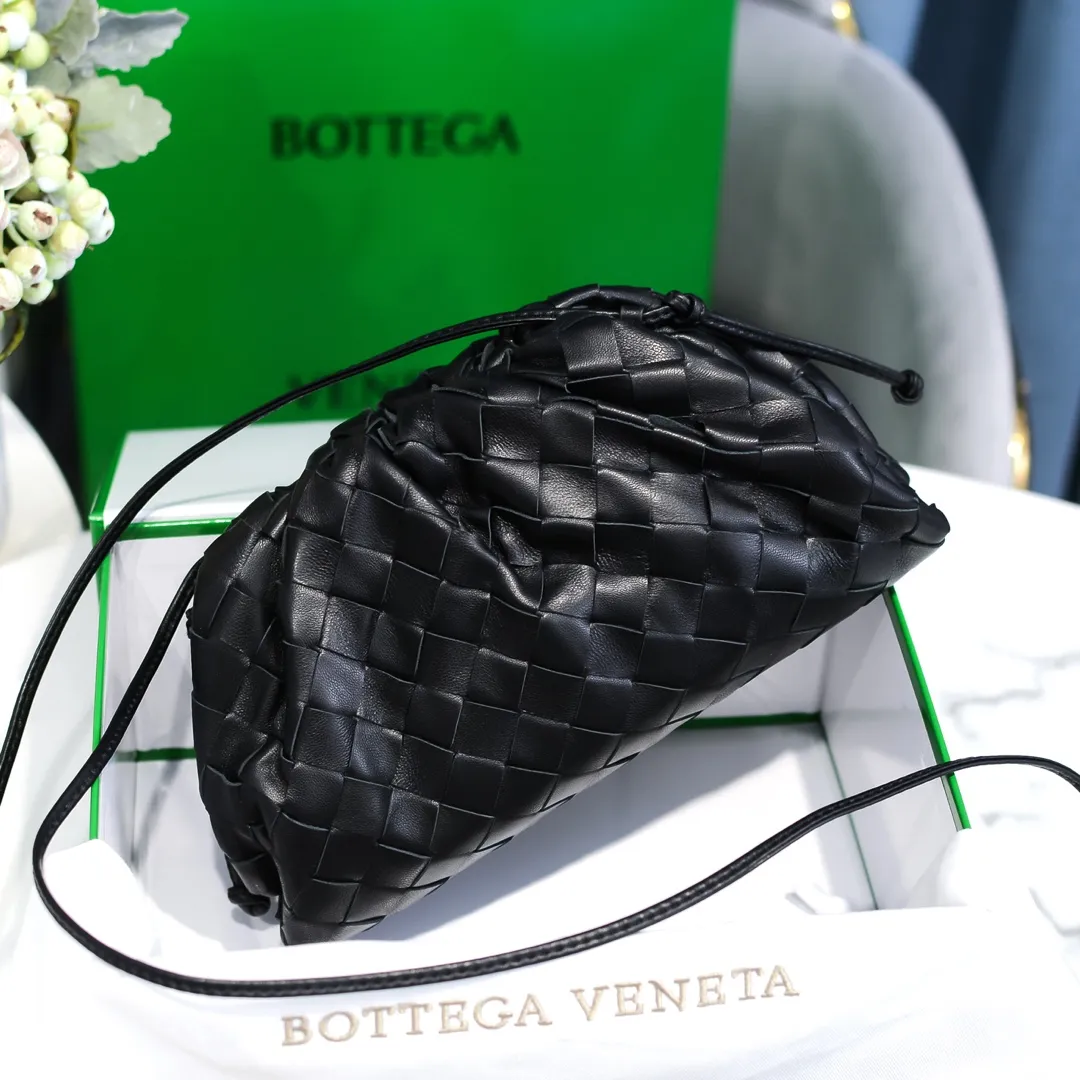 BV cloud bag is in stock, coarse weave, large plaid weave, the pouch cloud bag. Needless to say, this year's most popular bag is not without its reason. The minimalist and slightly wrinkled design is both advanced and a bit lazy. After the new designer came, he directly changed it to a large weave and became super young. It also has a touch of fashion. You must buy it. This year's must-have bag. Size: 22×12×7cm. Real shot ❤️